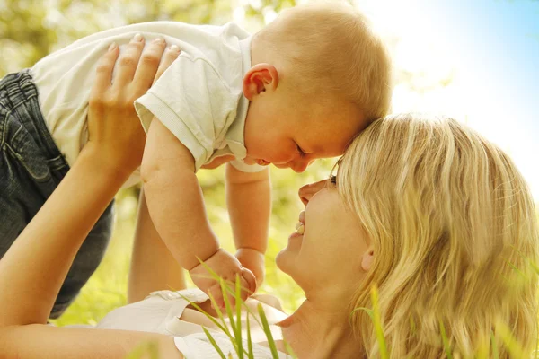 Liten pojke med sin mor på naturen — Stockfoto