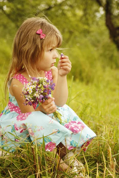 Belle petite fille sur la nature — Photo