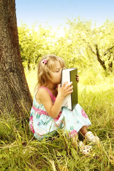 Young girl reads the Bible — Stock Photo, Image