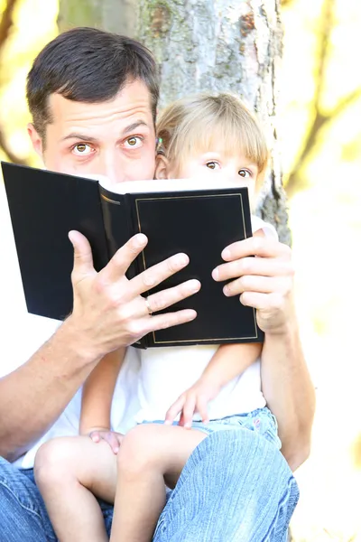 Father with daughter reads the Bible — Stock Photo, Image