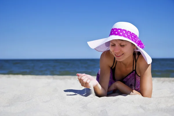 Terhes nő a strandon — Stock Fotó