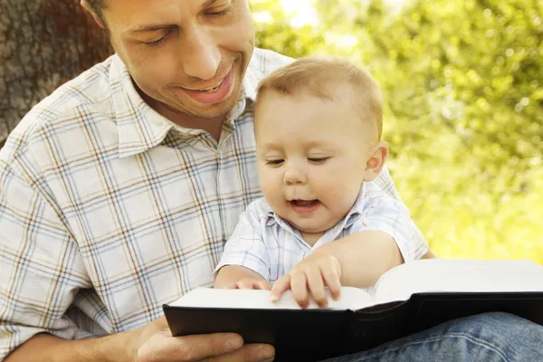 Père avec fils lisant la Bible — Photo