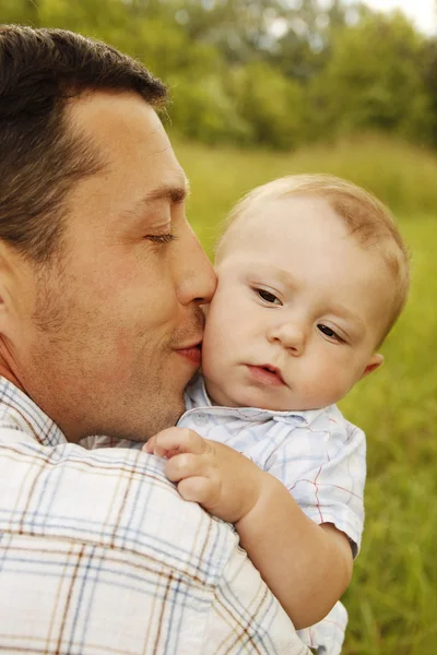 Niño pequeño con su padre en la naturaleza —  Fotos de Stock