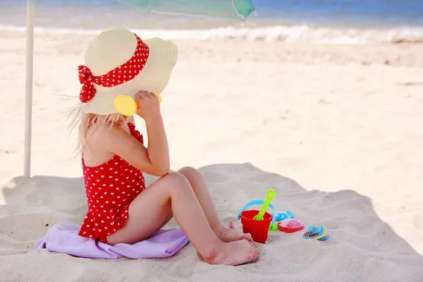 Little girl playing on the sea shore — Stock Photo, Image