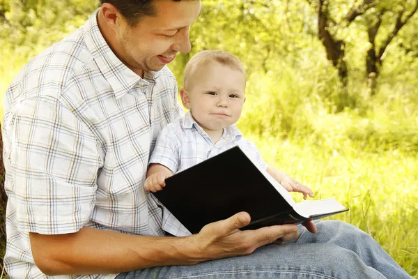 Padre con hijo leyendo la Biblia — Foto de Stock