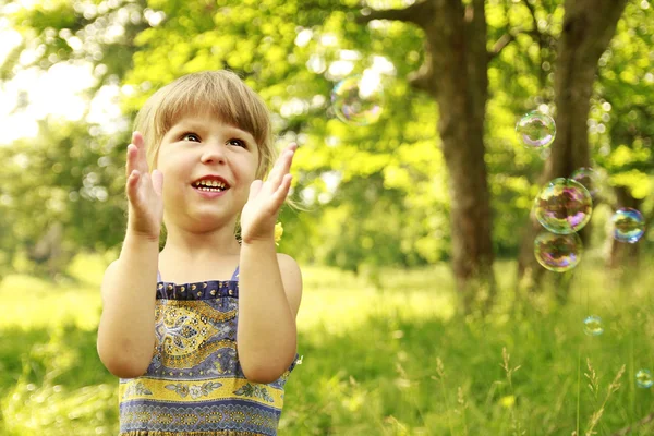 Liten flicka med såpbubblor — Stockfoto