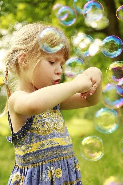 Menina com bolhas de sabão — Fotografia de Stock