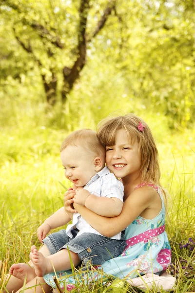 Hermano y hermana — Foto de Stock