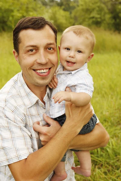 Niño pequeño con padre —  Fotos de Stock