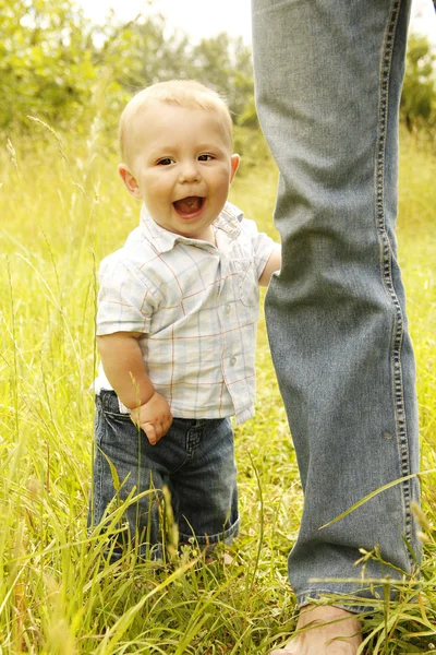 Niño pequeño con padre — Foto de Stock
