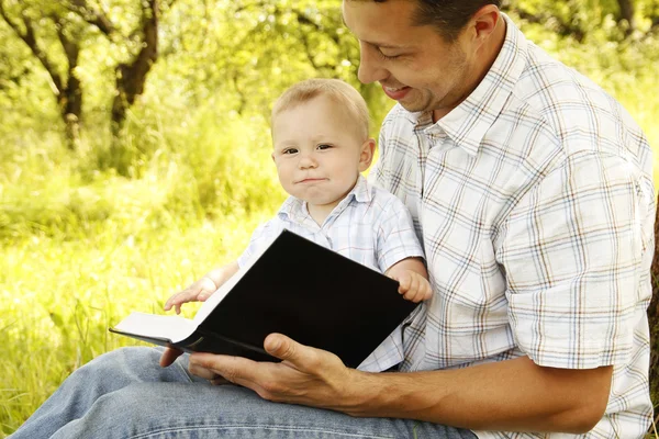 Niño pequeño con padre — Foto de Stock