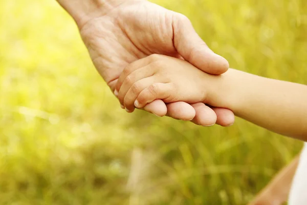 Eltern-Kind-Hände — Stockfoto