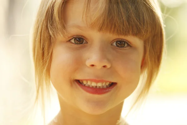 Schöne kleine Mädchen — Stockfoto