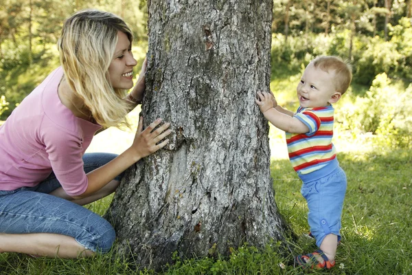 Glad son med mamma — Stockfoto