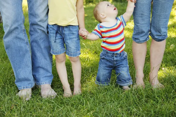 Pés de família em jeans — Fotografia de Stock