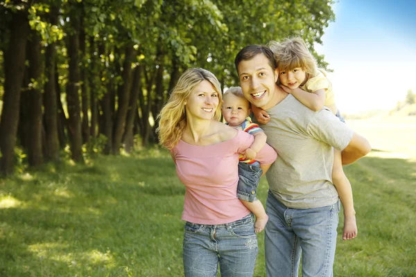 Familia feliz —  Fotos de Stock