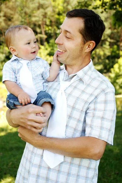 Niño pequeño con padre —  Fotos de Stock