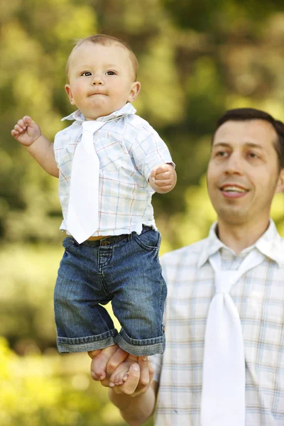 Kleiner Junge mit Vater — Stockfoto