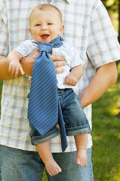 Kleiner Junge mit Vater — Stockfoto