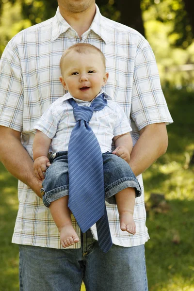 Kleiner Junge mit Vater — Stockfoto