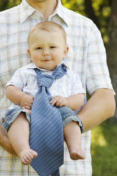 Niño pequeño con padre — Foto de Stock