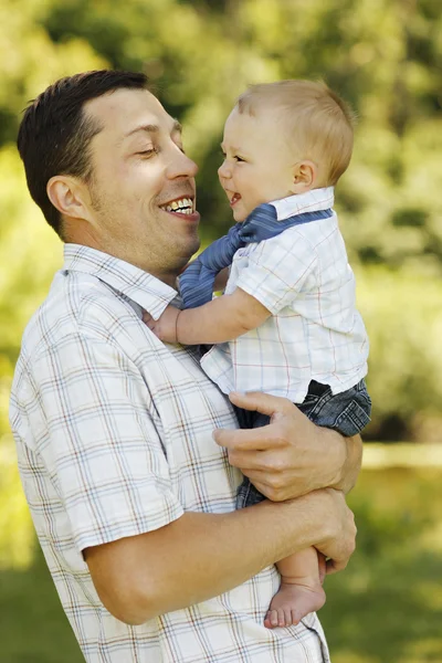 Niño pequeño con padre — Foto de Stock