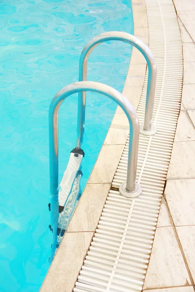 Escadas de piscina — Fotografia de Stock