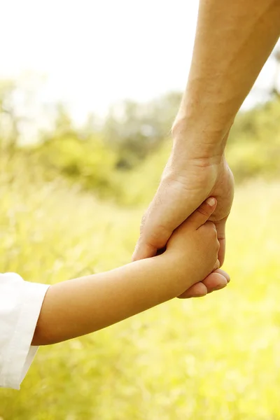 Mani dei genitori e dei figli — Foto Stock