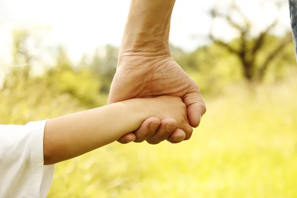 Eltern-Kind-Hände — Stockfoto