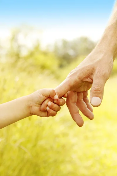 Manos de padre e hijo —  Fotos de Stock