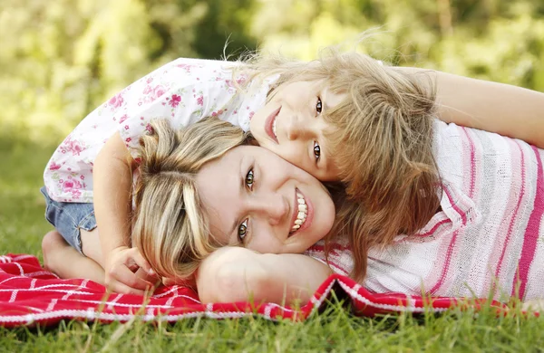 Glücklich lächelnde Mutter und Tochter — Stockfoto