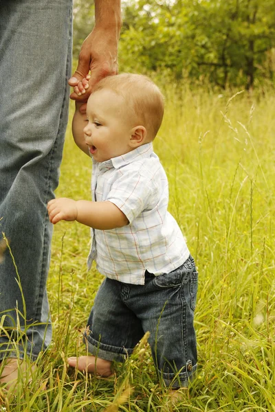 Mały chłopiec z ojcem — Zdjęcie stockowe