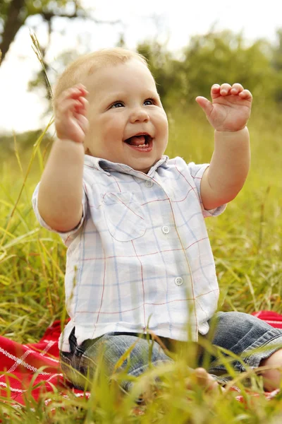 Niedlicher kleiner Junge — Stockfoto