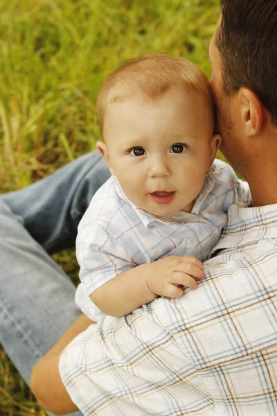 Niño pequeño con padre —  Fotos de Stock