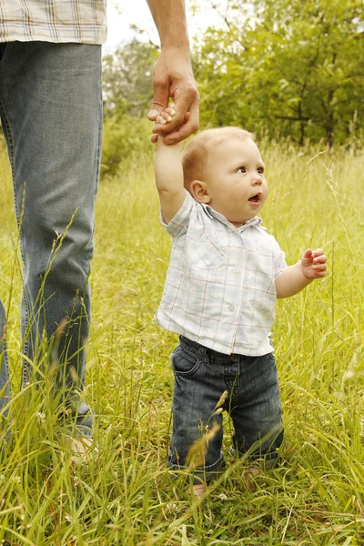 Kleiner Junge mit Vater — Stockfoto