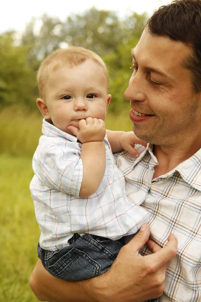 Küçük çocuk ile baba — Stok fotoğraf