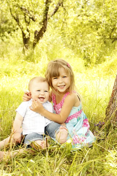 Fratello e sorella — Foto Stock