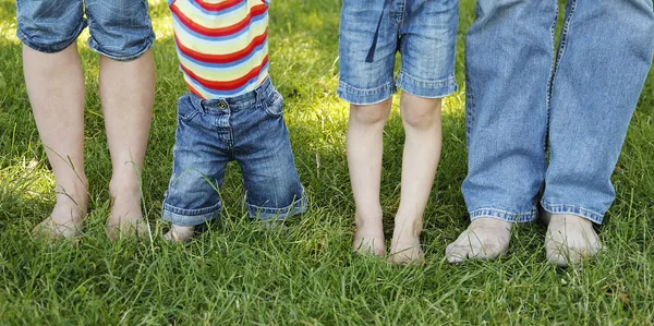 Familjen fötter i jeans — Stockfoto