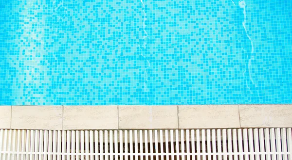 Modrou vodou bazén — Stock fotografie
