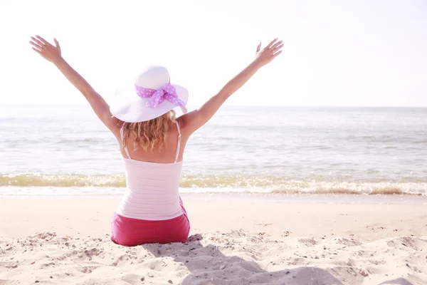 Meisje op het strand — Stockfoto