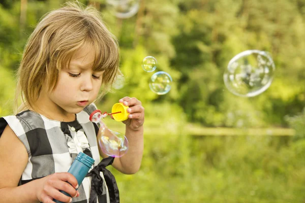 Ragazza con bolle — Foto Stock