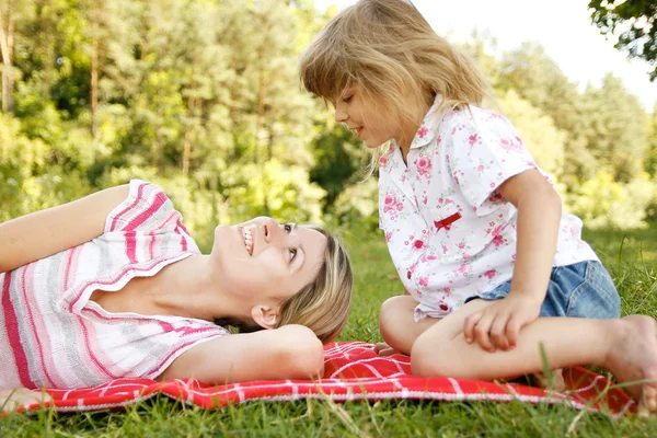 Familie auf Gras — Stockfoto