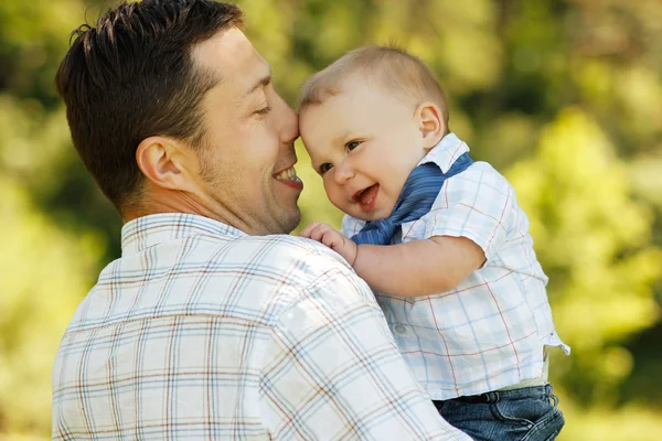 Niño con padre —  Fotos de Stock