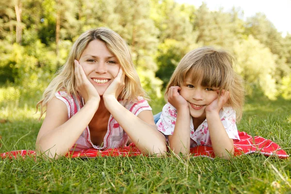 Familjen på gräs — Stockfoto