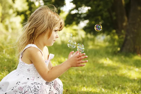 Meisje met bubbels — Stockfoto