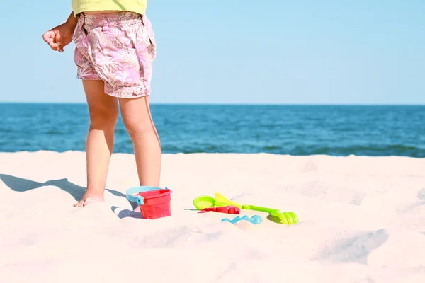 Flicka på havsstranden — Stockfoto