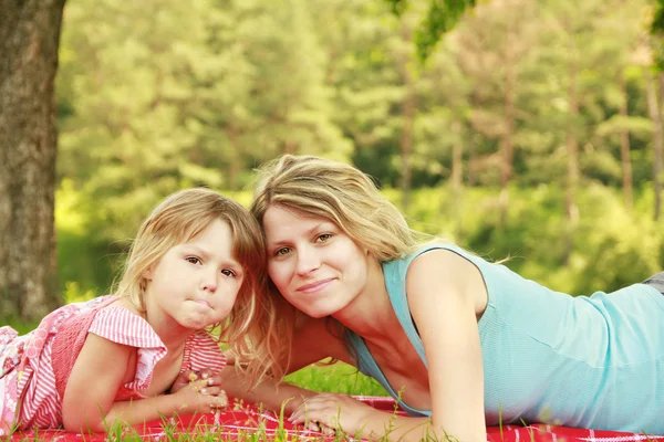 Familie auf Gras — Stockfoto