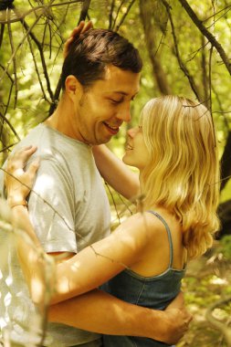 güzel çift açık havada aşk