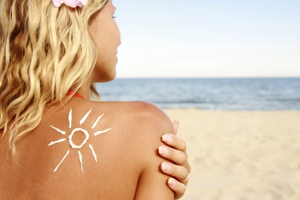 Sun cream on the female back — Stock Photo, Image