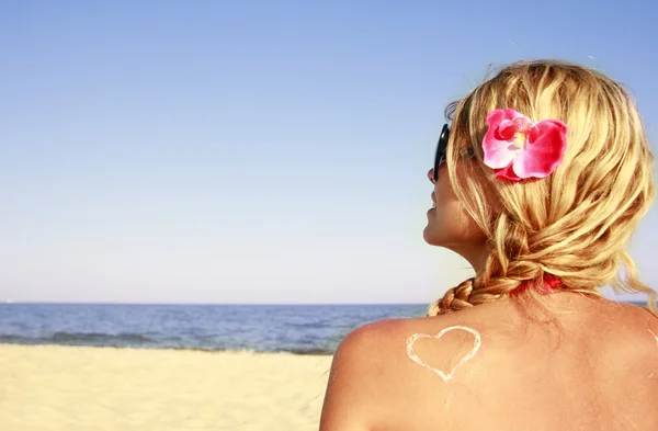 Heart of cream on female back — Stock Photo, Image